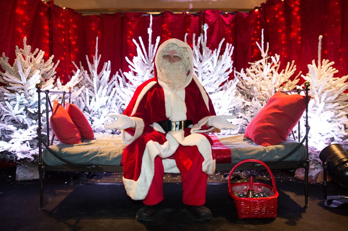 listen up Arrivée du père noel à l'occasion d'une fête de noel pour enfants